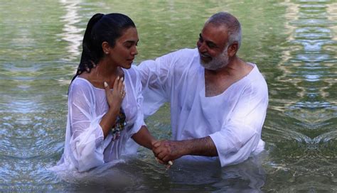 instagram vania bludau se bautizó en el río jordán durante viaje a