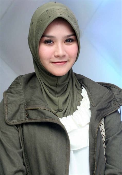 Artis Indonesia Tercantik Memakai Jilbab ~ Gaya Busana Muslim