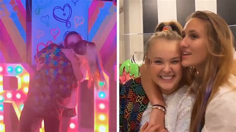 jojo siwa throws extravagant pride party at her home