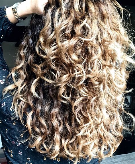 ways    style naturally curly hair  heat styling tools