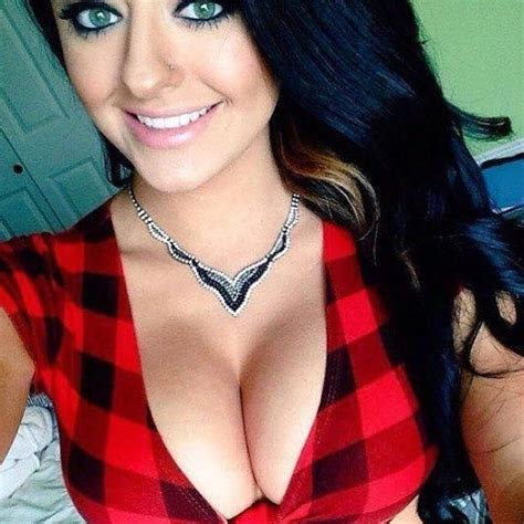 Busty Shows Cleavage Nude Pics