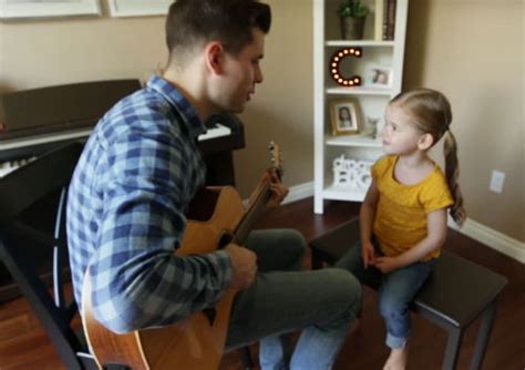 todo internet está entusiasmado con esta niña que canta con su padre rolloid