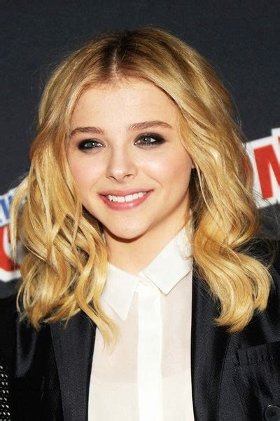 get chloe grace moretz s hair and makeup look from new york comic con