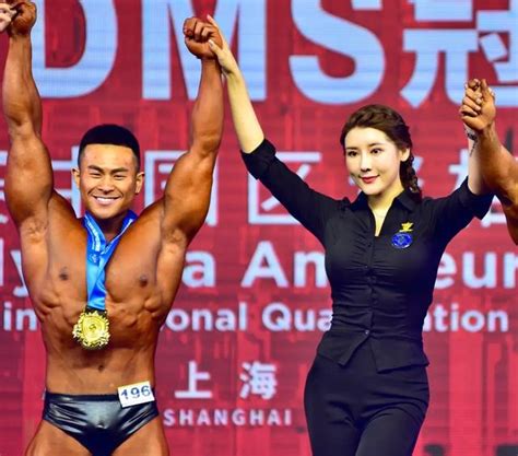 “健身女神”刘太阳作为裁判亮相在上海举行的2021 dms冠军杯 裁判 冠军杯 健身 新浪新闻