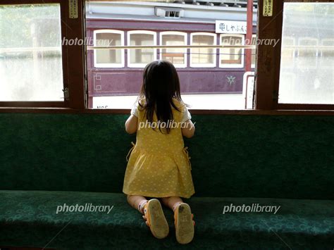 窓から外を見る女の子 写真素材 [ 623864 ] フォトライブラリー photolibrary