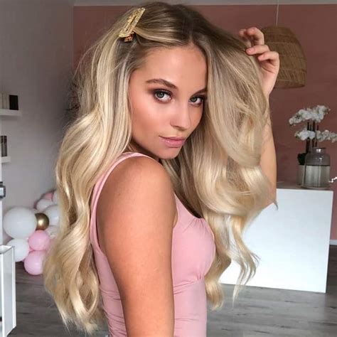 15 stunning blonde hairstyles for tan skin 2022 hairstylecamp