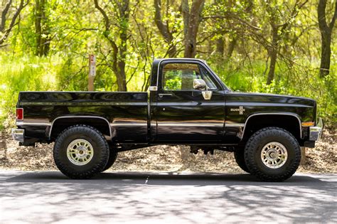 lifted  chevrolet  silverado hides vortec unit    boost gauge autoevolution