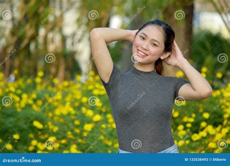 Entspannendes Hübsches Filipina Female Stockbild Bild Von Schön