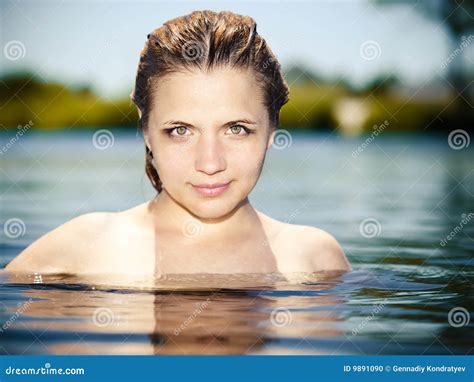 jong meisje  het water met naakte schouders stock foto image