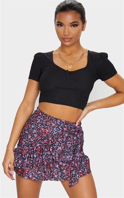 black ditsy floral ruffle mini skirt prettylittlething aus