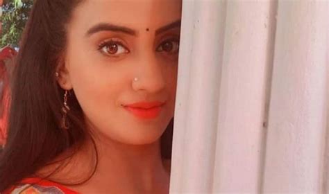 bhojpuri actress akshara singh seduces fans in hot avatar sings pehli