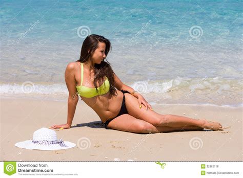 海滩的妇女 库存照片 图片 包括有 放松 beautifuler 头发 设计 夫人 位于 火箭筒 32862118