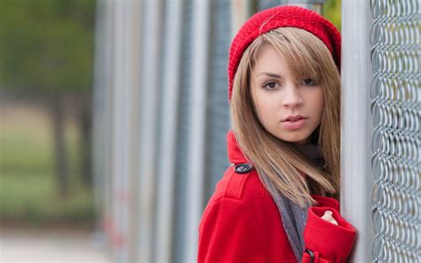 壁紙 赤い服、ブロンドの女の子、帽子、ワイヤフェンス 2560x1600 hd 無料のデスクトップの背景 画像