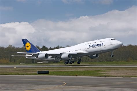 lufthansa takes delivery      airline configuration air transport news aviation