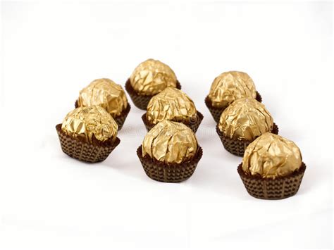 gouden folie verpakte chocolade stock afbeelding image  chocolade assortiment