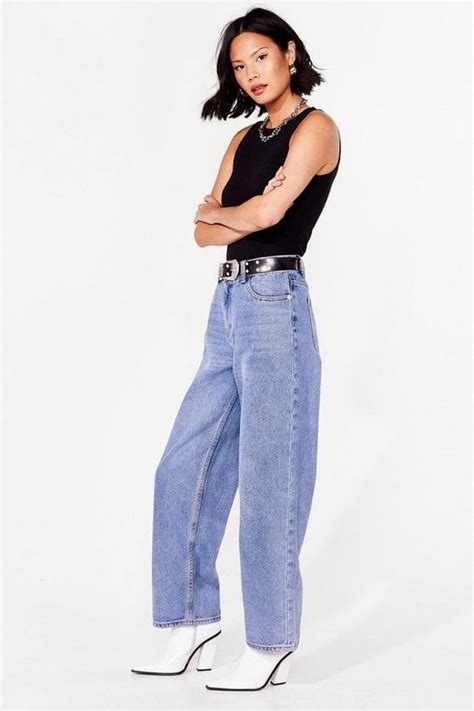 4 Celana Jeans Wanita Longgar Yang Cocok Untuk Kamu Pakai Saat Wfh