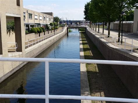 long canal  runs   city