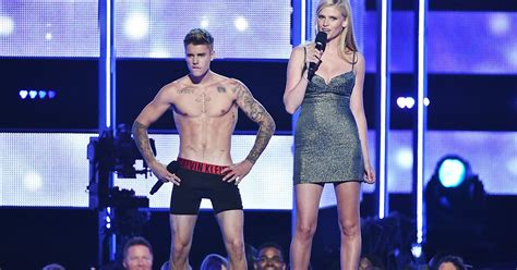 justin bieber booed after stripping at fashion rocks event