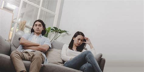 7 cara menghadapi pasangan yang moody dan sulit diprediksi