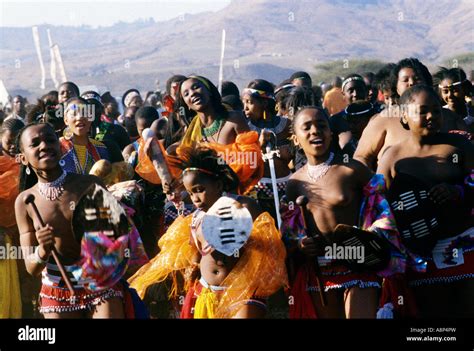 zulu reed dance zeremonielle teilnehmer natal südafrika stockfoto