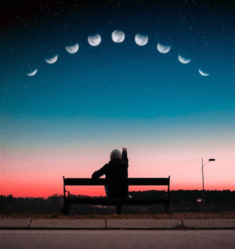 [フリー写真] ベンチに座って月の満ち欠けを眺める人物 パブリックドメインq：著作権フリー画像素材集