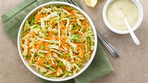 frisse wittekoolsalade recept met witte kool en wortel van healthy bite