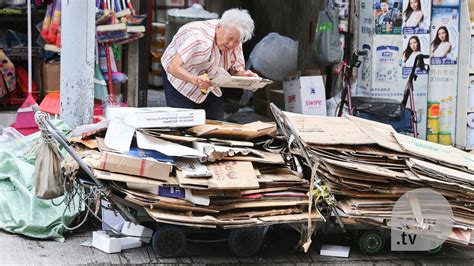hong kong s cardboard grannies left to fend for themselves youtube