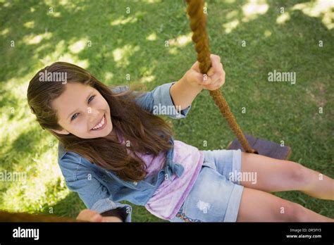 niedliche kleine junge mädchen sitzen auf schaukel stockfoto bild