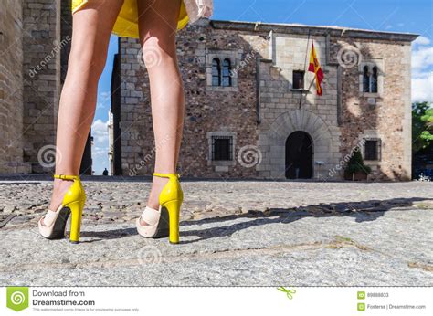 ung kvinna med sexiga ben och den gula kjolen