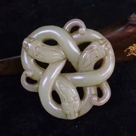 jade pendant carving   ancient dragons china early  century catawiki
