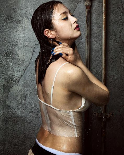 美人韓国女優のキム・テヒの横乳がちょこっと見えてる