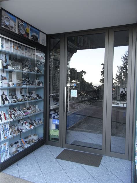 Le verande esterne sono delle strutture in grado di modificare o cambiare totalmente l'aspetto e la volumetria della casa. Vetrine esterne e porta a tre ante negozio CittÃ  San Marino