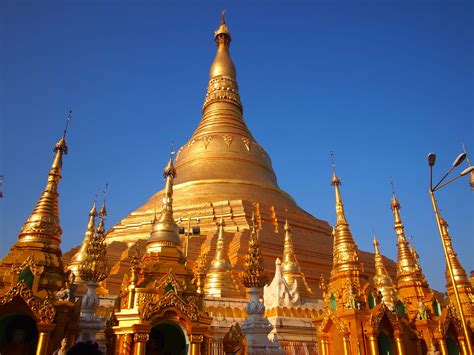 shwedagon pagoda  private  day walking
