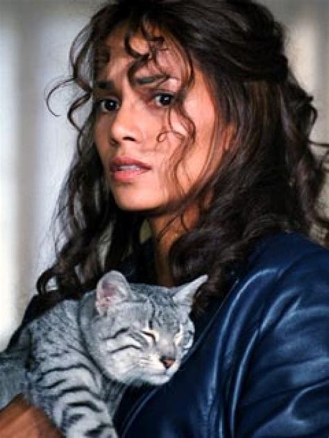 Halle Berry S Hairstyle In Movie Catwoman Kate