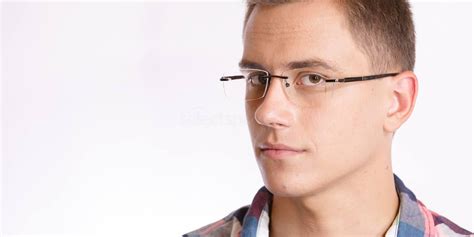 3 Practical Benefits Of Rimless Glasses Selectspecs Glasses Blog