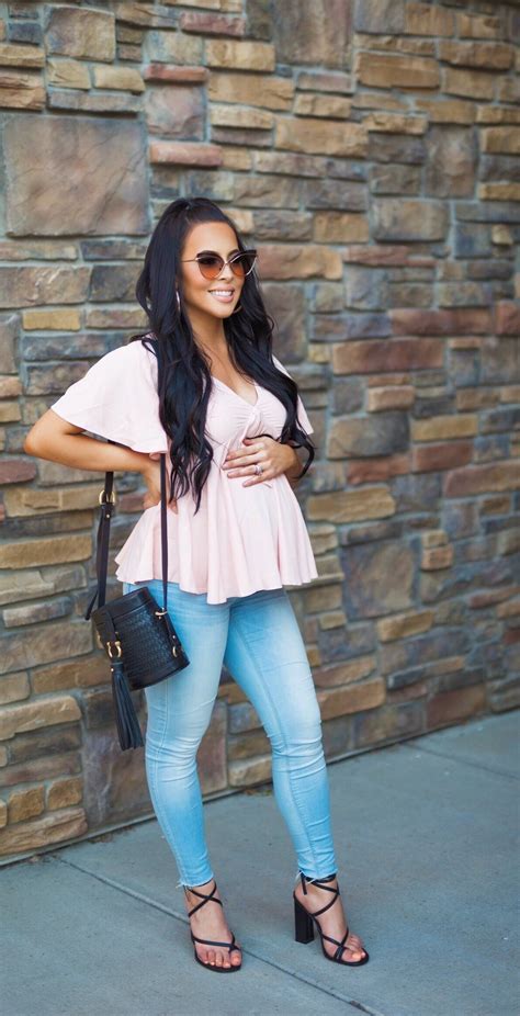 love  maternity outfit    flattering  babydoll pink blouse   casual
