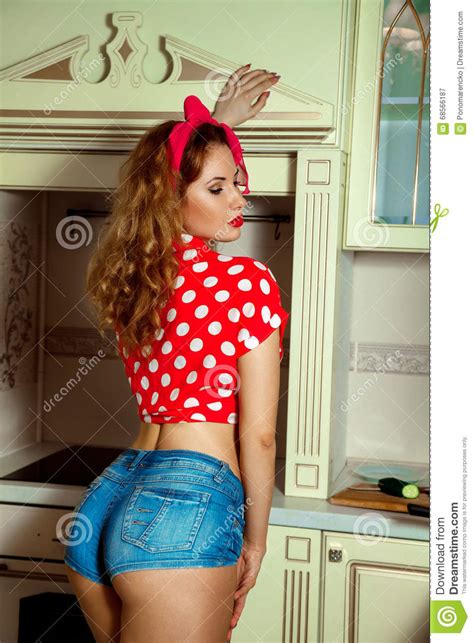 portrait de femme sexuelle dans le style de pin up posant sur la cuisine image stock image du