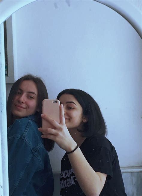 imène bentayeb adlı kullanıcının miroir selfie panosundaki pin