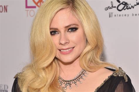 avril lavigne responds to conspiracy theory that she died years ago and was replaced by