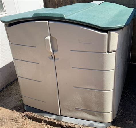 rubbermaid  lid storage shed  grey roof