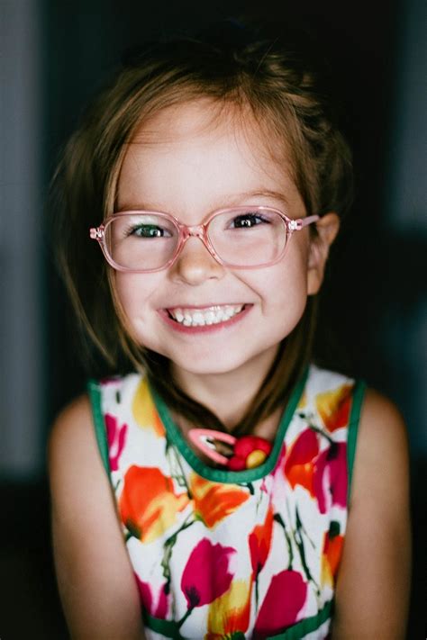 Girl Portrait Óculos Óculos De Grau Penteados Infantis
