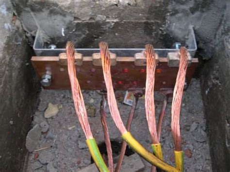 main difference  earthing  grounding