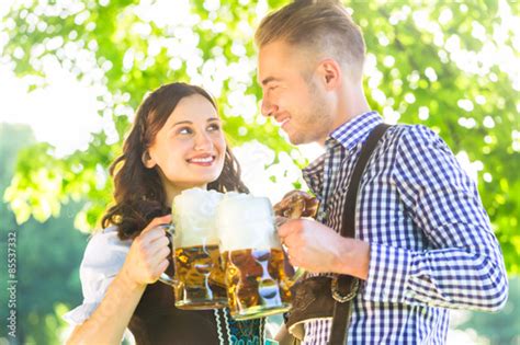 Deutsches Paar In Tracht Trinkt Bier Stock Foto Adobe Stock