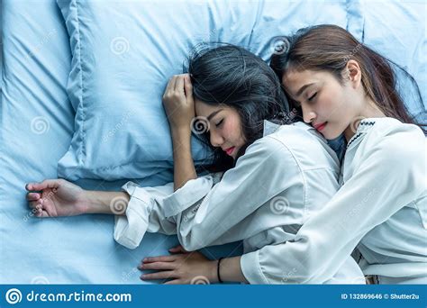 Hoogste Mening Van Twee Aziatische Vrouwen Die Op Bed Samen Slapen