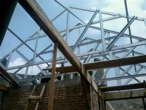 bentuk  model kerangka atap baja ringan gerbang property