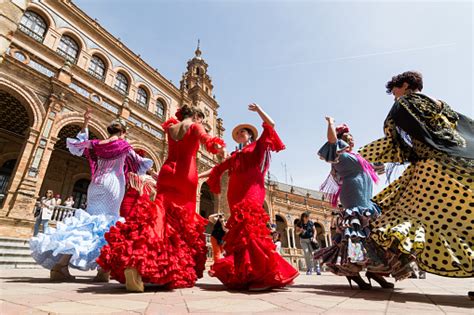 photo libre de droit de jeunes femmes dansent flamenco sur la plaza de