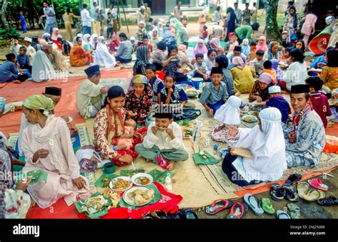 eid al fitr family eat  res stock photography  images alamy