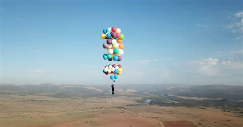 Man Strapped To 100 Helium Balloons Flies 8 000 Feet Up In