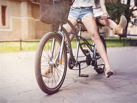 ragazze in bicicletta tandem foto stock foto immagini