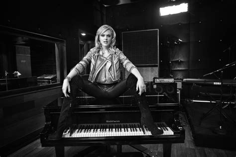 fx s sex and drugs and rock and roll star elaine hendrix answers our 26 burning questions a to zim